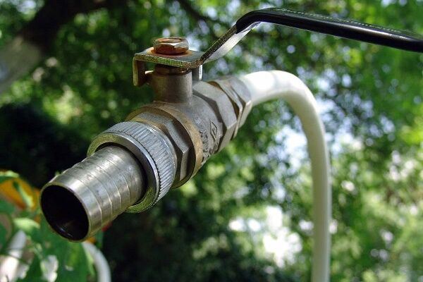 Как сделать водопровод на даче своими руками: правила прокладки, монтажа и обустройства