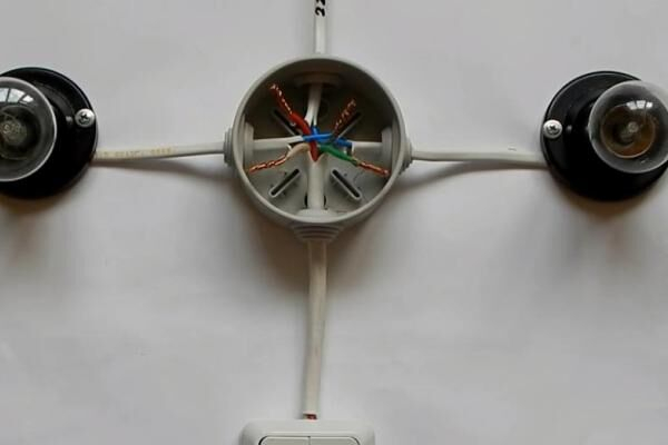 Схема подключения двухклавишного выключателя и пошаговое руководство по его установке Схема подключения двухклавишного выключателя и пошаговое руководство по его установке