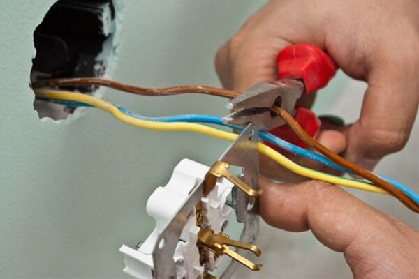 Схема подключения двухклавишного выключателя и пошаговое руководство по его установке Схема подключения двухклавишного выключателя и пошаговое руководство по его установке