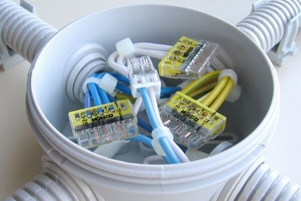 Схема подключения двухклавишного выключателя и пошаговое руководство по его установке Схема подключения двухклавишного выключателя и пошаговое руководство по его установке