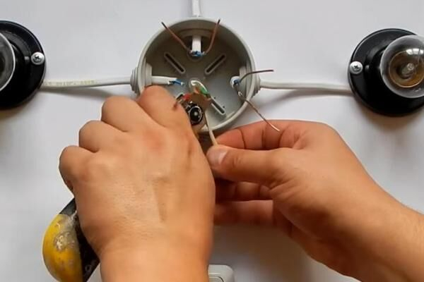 Схема подключения двухклавишного выключателя и пошаговое руководство по его установке Схема подключения двухклавишного выключателя и пошаговое руководство по его установке