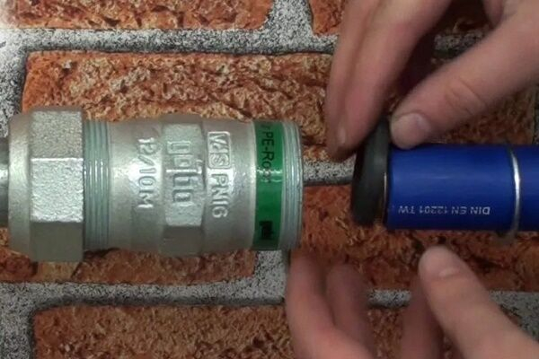 Соединение пластиковых труб с металлическими: разбор лучших способов и монтажных нюансов