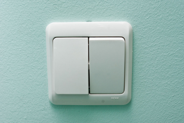 Схема подключения двухклавишного выключателя и пошаговое руководство по его установке Схема подключения двухклавишного выключателя и пошаговое руководство по его установке