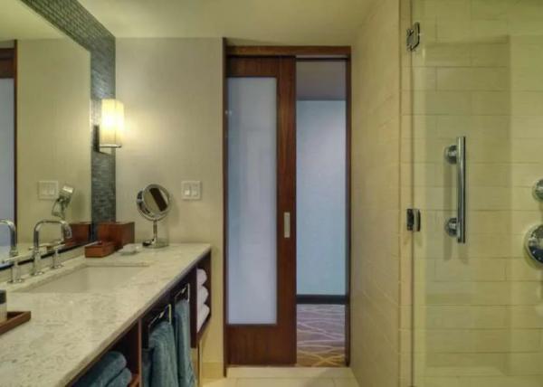 Какую дверь в ванную выбрать и как установить Какую дверь в ванную выбрать и как установить