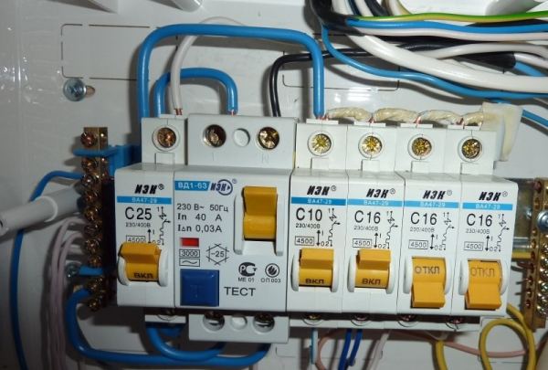 Монтаж распределительного электрощитка Монтаж распределительного электрощитка