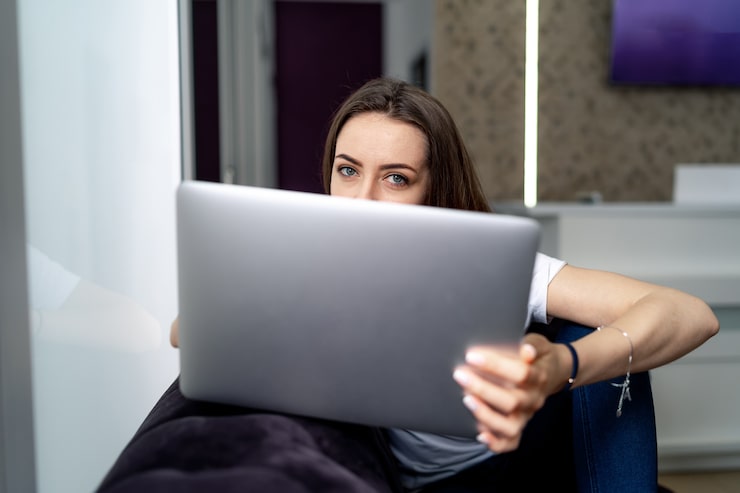 Почему мерцает монитор при включении ноутбука