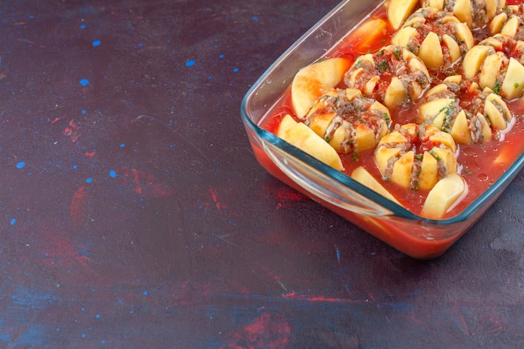 Подавайте сочное мясное блюдо с любимыми гарнирами. В качестве дополнения отлично подойдут картофель, рис или свежие овощи. Не забудьте украсить тарелку зеленью для яркости и аппетитного вида. Приятного аппетита!